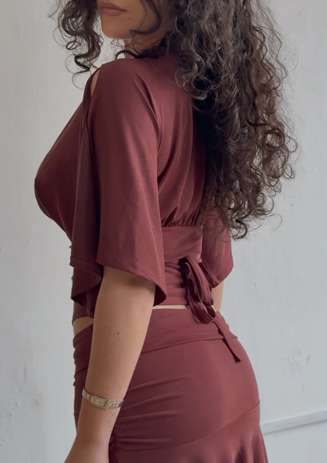 The Yasmin plunge split sleeve top in chocolate modal - Image 4