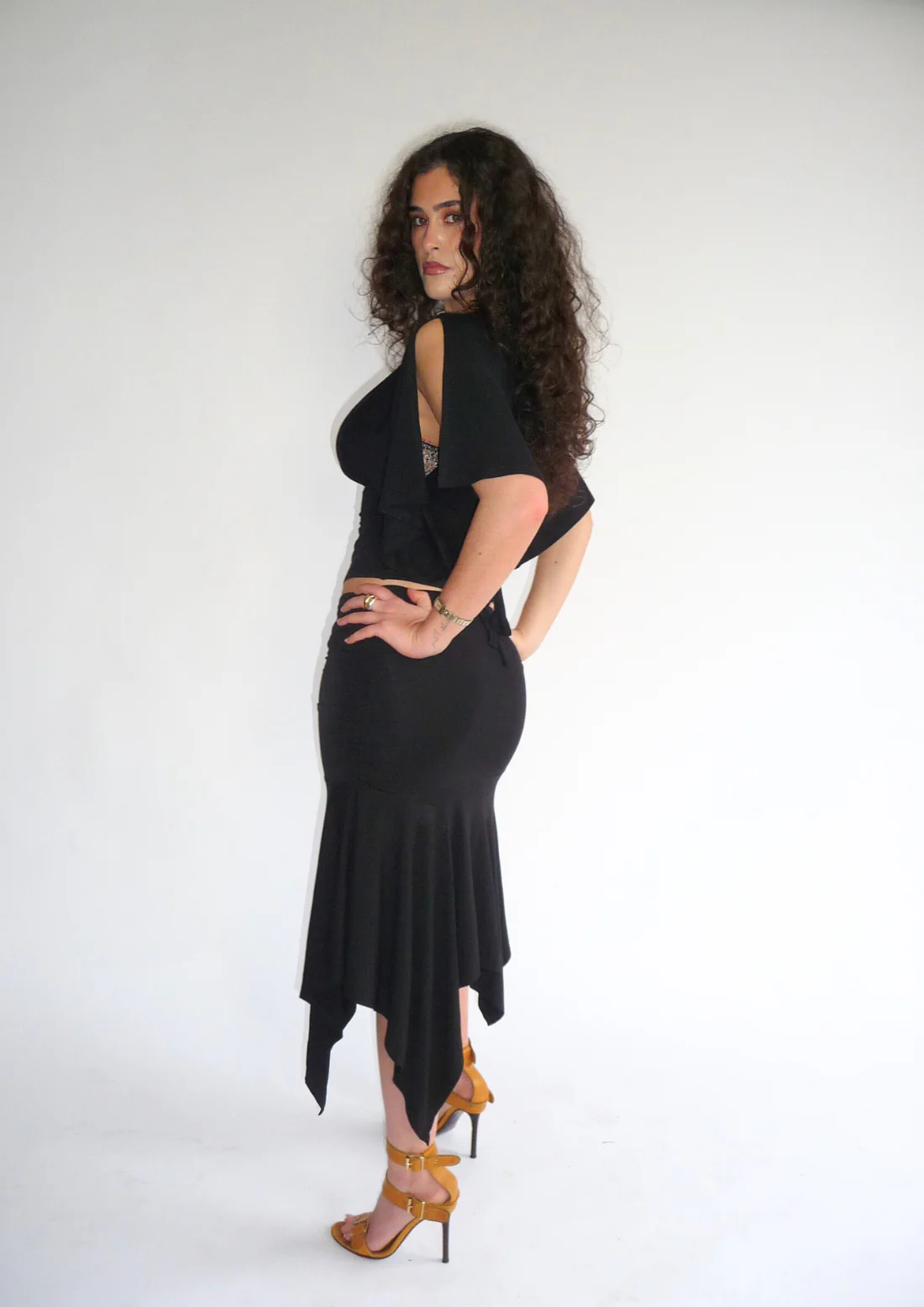 The Yasmin plunge split sleeve top in Black - Image 5